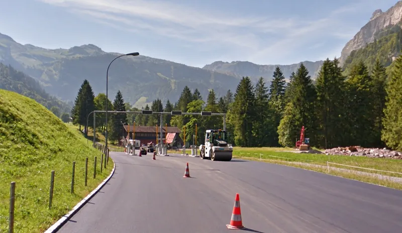 Renovation der Schrankenanlage 2013 mit Strassenwalze und Leitkegeln auf der Fahrbahn